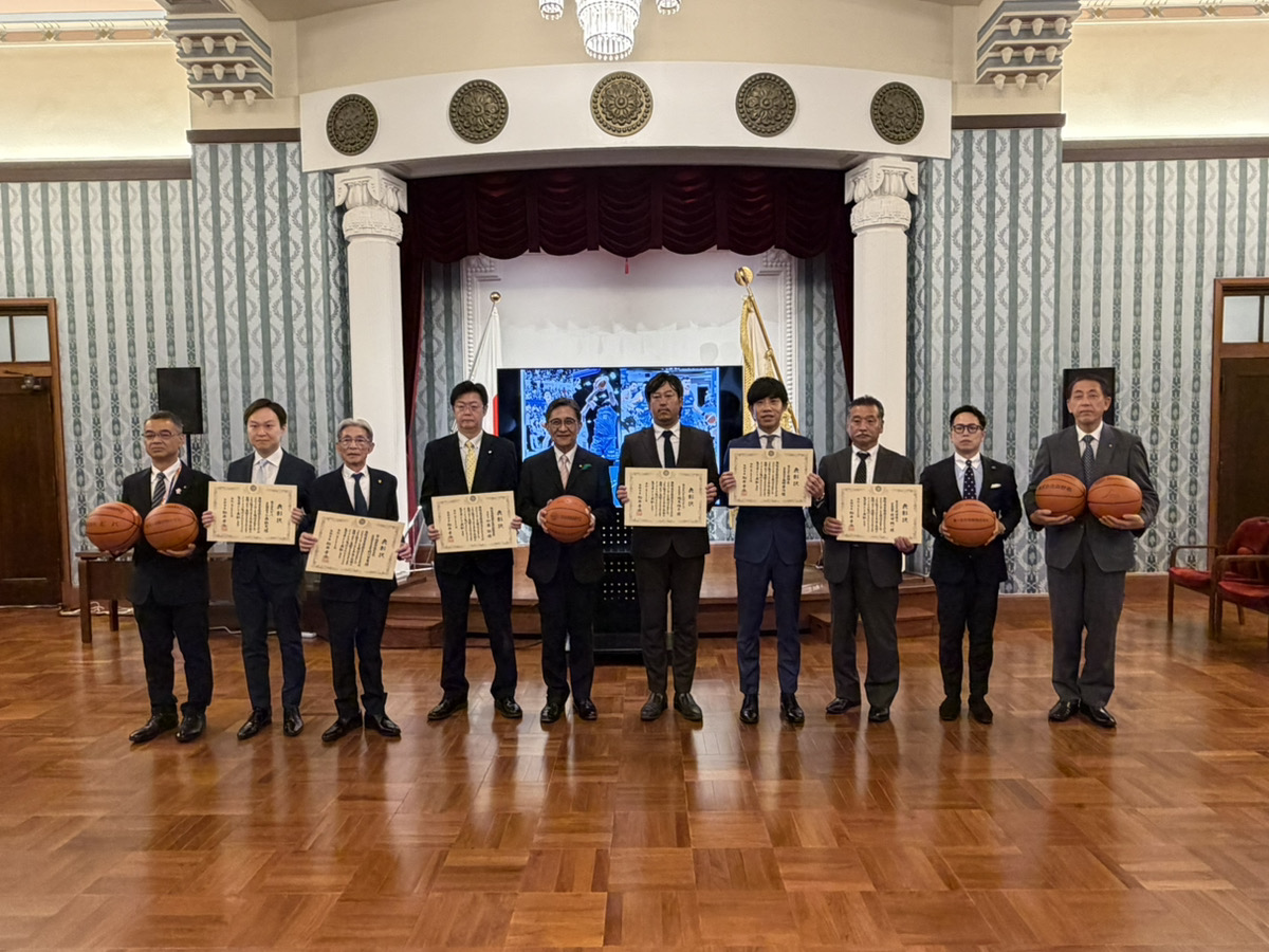 京都ハンナリーズを通じて京都市内の中学校へバスケットボールを寄贈しました。